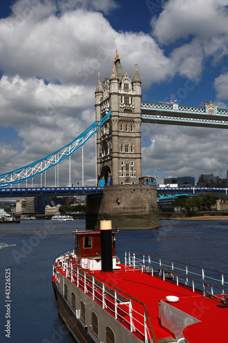 Plakat na papierze fotorealistycznym Tower Bridge z łodzi w Londynie, w Anglii