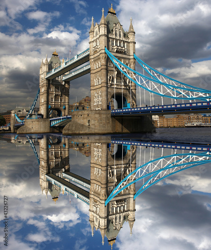 Plakat na papierze fotorealistycznym Sławny bridżowy wierza w London, England