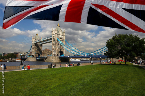 Plakat na papierze fotorealistycznym Tower Bridge z flagą Anglii w Londynie