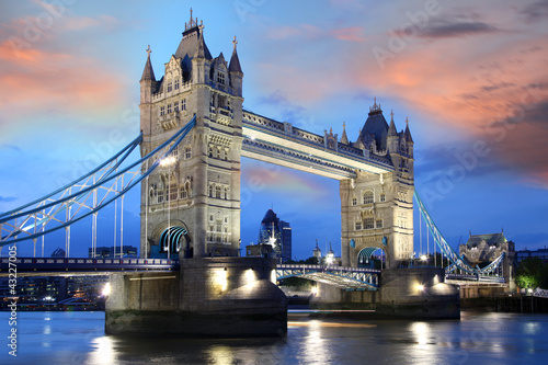 Plakat na papierze fotorealistycznym Tower Bridge w godzinach wieczornych, Londyn, Wielka Brytania
