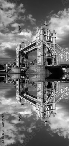 Plakat na papierze fotorealistycznym Sławny bridżowy wierza w London, England