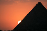 Fototapeta Sawanna - Zachód słońca piramida w Kairze