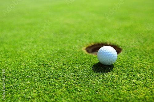 Board z aluminiowym obramowaniem Piłeczka golfowa na wardze filiżanki