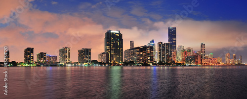 Plakat na papierze fotorealistycznym Scena nocna miami