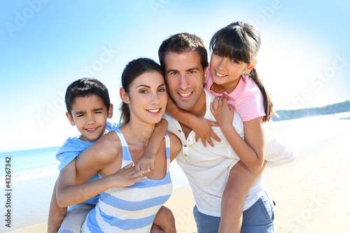 Plakat na papierze fotorealistycznym Zbliżenie szczęśliwej rodziny na plaży