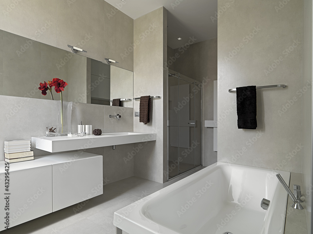 Photo & art print bagno moderno con vasca e box doccia in muratura ... Bagno moderno con vasca