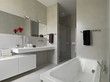 bagno moderno con vasca e box doccia in muratura