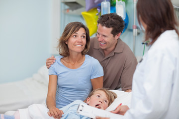 Wall Mural - Smiling parents next to a doctor