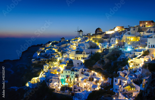 Board z aluminiowym obramowaniem Oia wioska w santorini w wieczór, Grecja