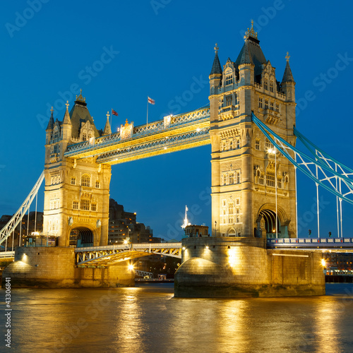 Plakat na papierze fotorealistycznym Tower Bridge w nocy
