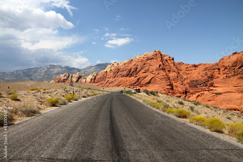 Board z aluminiowym obramowaniem Droga przez kanionu red rock, nevada