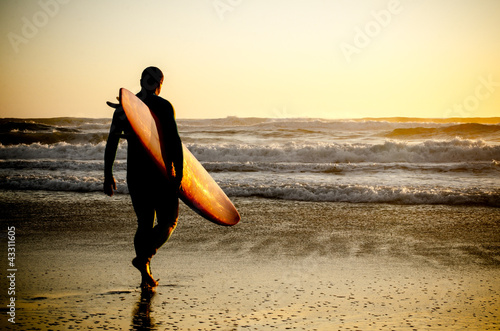 Naklejka dekoracyjna Surfer walking