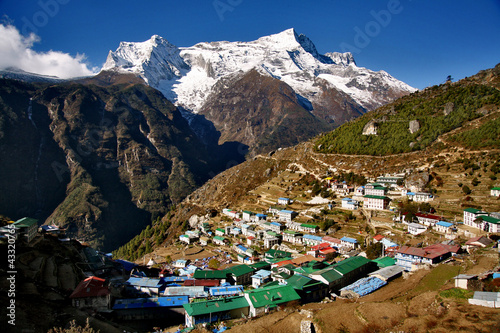 Board z aluminiowym obramowaniem Namsche bazar w Nepalu