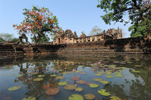 Il Tempio Khmer Di Prasat Muang Tam In Tailandia