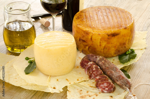 Fotografia  Formaggi,salsiccia e vino rosso dalla Sardegna