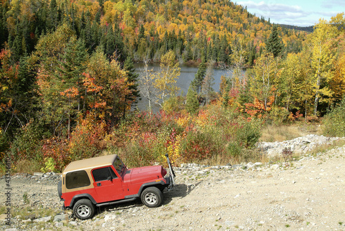 Fototapeta na wymiar JEEP DEVANT UN LAC