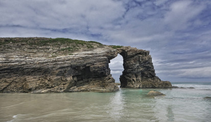 Poster - Nubes y claros en la playa de las catedrales.