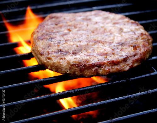 Board z aluminiowym obramowaniem Soczysty burger skwierczący na grillu
