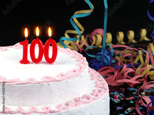 Fotografía Birthday cake with red candles showing Nr. 100