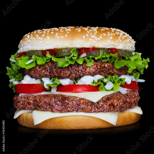 Naklejka samoprzylepna Duży hamburger samodzielnie na czarnym backgound z refleksji