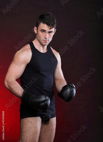 Board z aluminiowym obramowaniem Portret sportowiec bokser w ciemnym tle studio