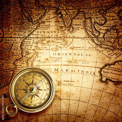 stary-kompas-i-lina-na-vintage-mapie-1732