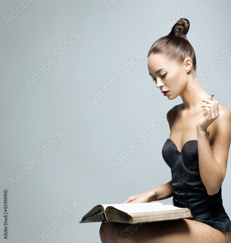 Plakat na papierze fotorealistycznym Strzelać moda młoda kobieta czyta książkę