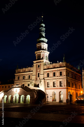 Plakat na papierze fotorealistycznym Dziedzictwo zamościa nocą