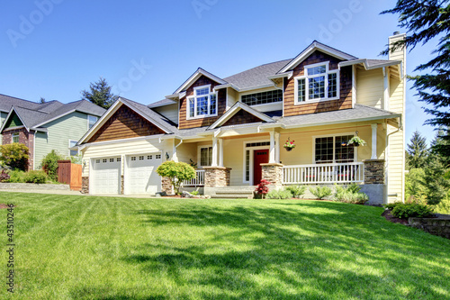 Cuadros en Lienzo Large American beautiful house with red door.