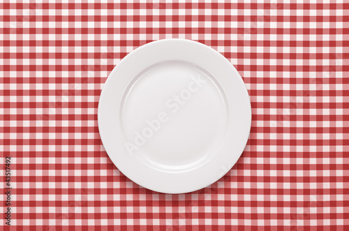 Nowoczesny obraz na płótnie Empty plate at classic checkered tablecloth