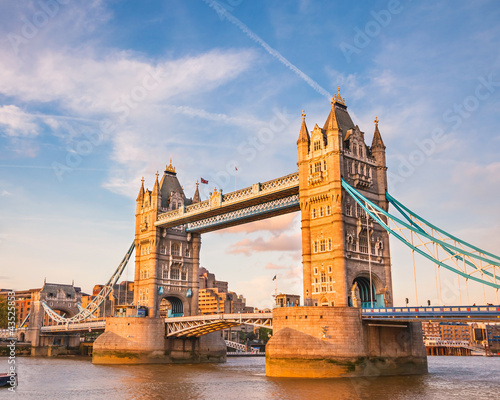 Plakat na papierze fotorealistycznym Tower Bridge o zachodzie słońca