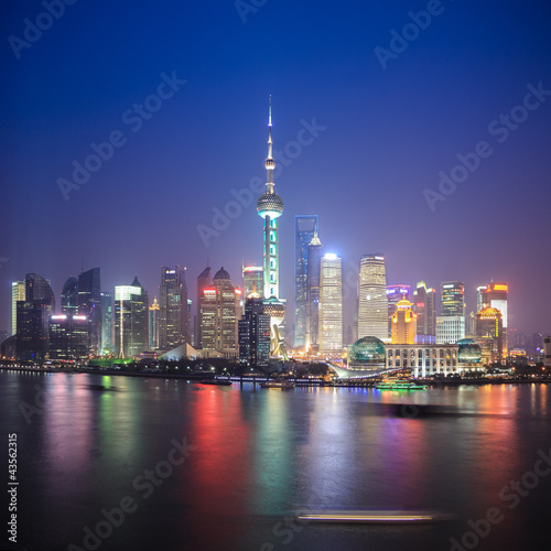 Board z aluminiowym obramowaniem Szanghaj skyline w nocy