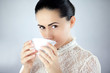 Pewna siebie kobieta pijąca aromatyczną herbatę z cukrem