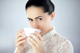 Fototapeta  - Pewna siebie kobieta pijąca aromatyczną herbatę z cukrem