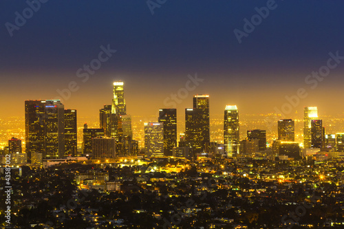 Naklejka samoprzylepna Widok na miasto los angeles z parku Griffith wieczorem
