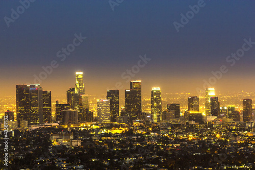 Naklejka samoprzylepna Widok na miasto los angeles z parku Griffith wieczorem