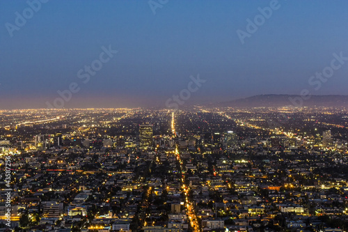 Naklejka samoprzylepna Widok na miasto los angeles z parku Griffith wieczorem