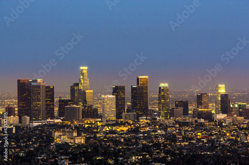 Naklejka samoprzylepna Widok na miasto los angeles z parku griffith wieczorem
