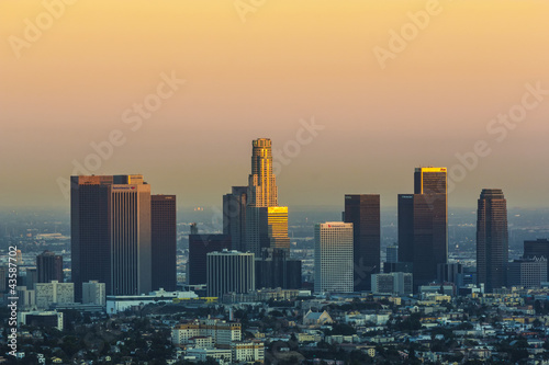 Naklejka samoprzylepna Widok na miasto los angeles z parku griffith wieczorem