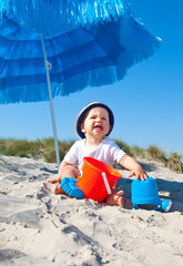 Canvas Print - baby am strand beim spielen