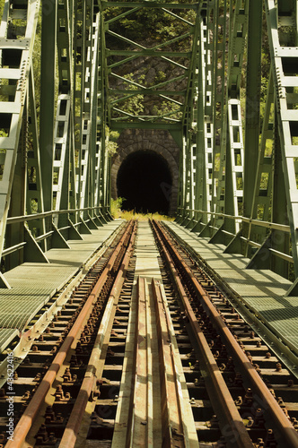 Obraz na płótnie canvas trzyczęściowy "tryptyk" Stare tory kolejowe i tunel