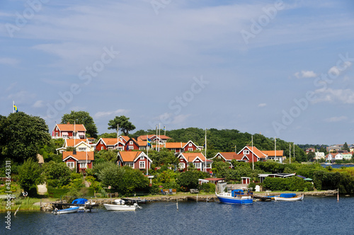 Board z aluminiowym obramowaniem Czerwone domki w brändaholm, szwecja