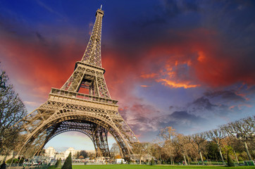 Fototapete - Eiffel Tower in Paris under a thunder-charged sky