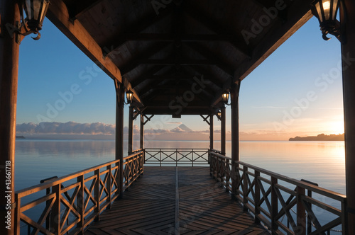 Plakat na papierze fotorealistycznym Molo nad jeziorem llanquihue, frutillar (chile)