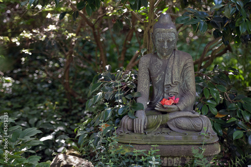 Buddha Figur Im Japanischen Garten Buy This Stock Photo And