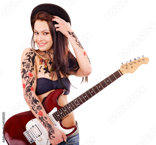 Tapeta ścienna Dziewczyna z tatuaż grać na gitarze.