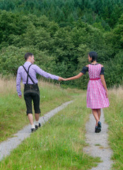 Wall Mural - Fröhliches Bayerisches Paar mit Lederhosen und Dirndl