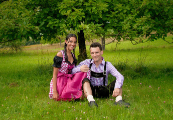 Wall Mural - Fröhliches Bayerisches Paar mit Lederhosen und Dirndl