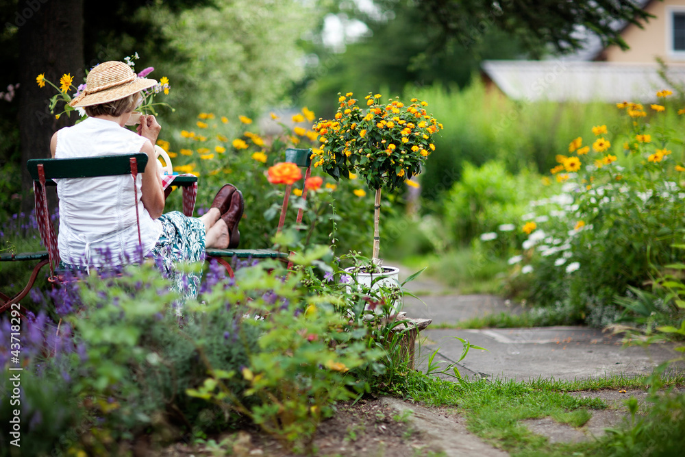 Seniorin im sommerlichen Garten