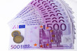 © lichtblitze - auf 500 eurostapel liegt 1 euro und 2 euro